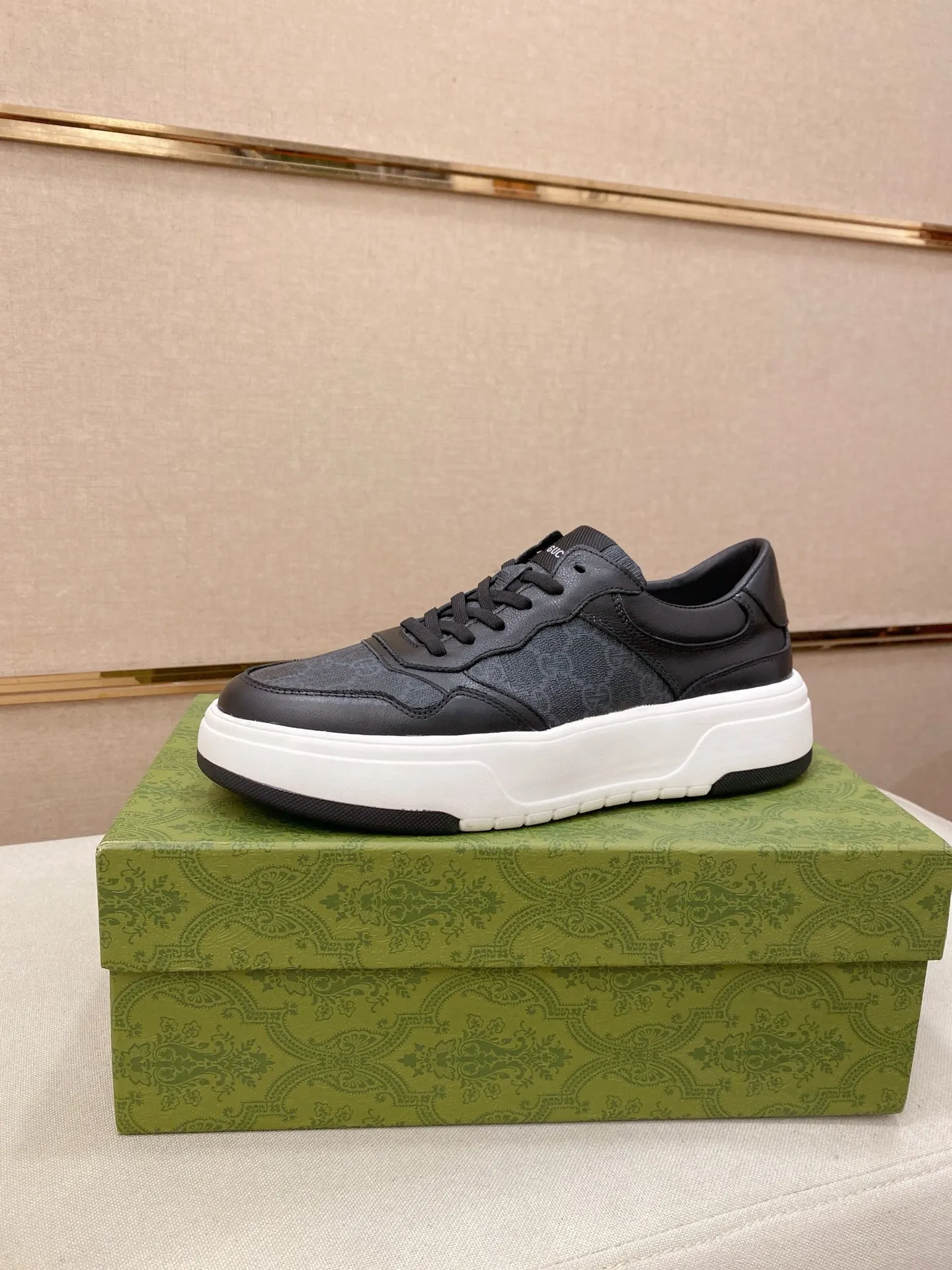 Men's shoes 💰 440 💰 High-quality new GUCCI counters are launched simultaneously. The new men's shoes, 😘fabrics are selected from imported cowhide, and the lining is sheepskin lining. 👍🏿 High-end ☄️ air-cushion molded anti-slip rubber outsole, exquisite lines, simple and elegant, comfortable and high-end for leisure travel. Code number: 38 to 44 (45 can be customized and cannot be returned or exchanged)